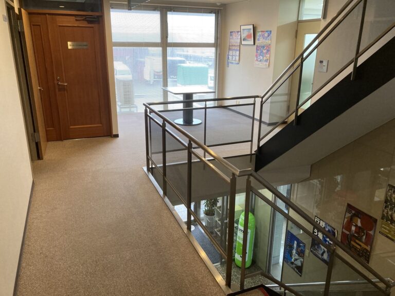 事務所は２階の一室です